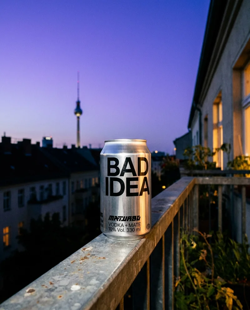 BAD IDEA Dose auf dem Balkongeländer am Abend