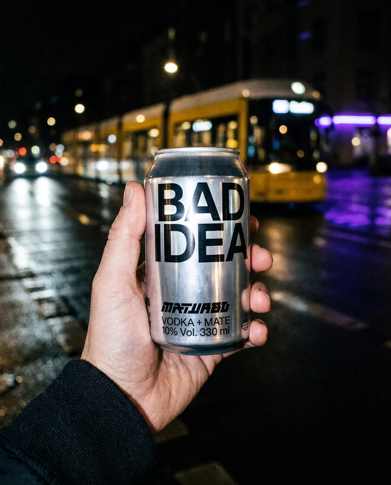 BAD IDEA Dose in der Hand, nachts auf der Straße